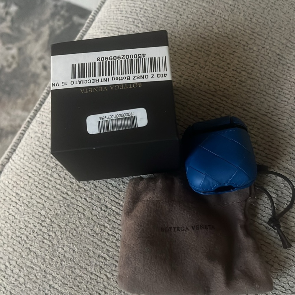 Bottega Veneta Intrecciato Leather AirPod Case - Picture 7 of 7